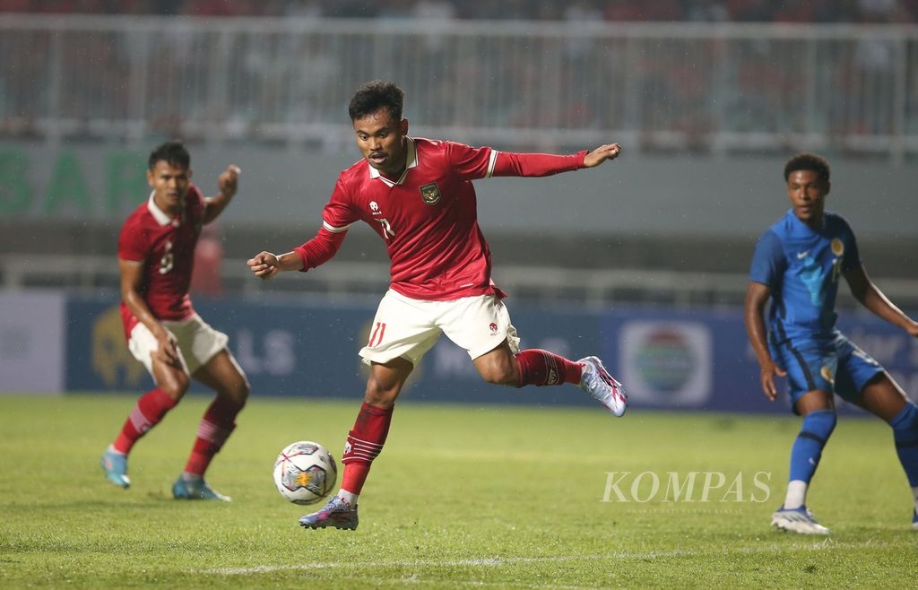 Gelandang serang tim nasional sepak bola Indonesia Saddil Ramdani (tengah) menendang bola di depan gawang Curacao dalam laga uji coba di Stadion Pakansari, Cibinong, Bogor, Jawa Barat, Selasa (27/9/2022). 