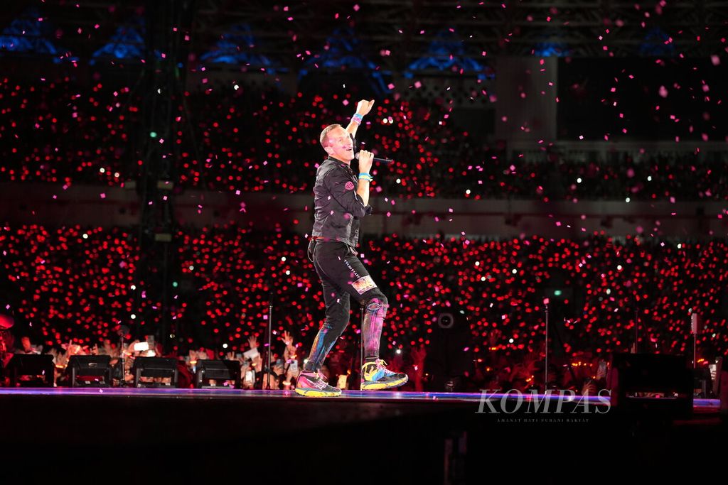 Vokalis Coldplay, Chris Martin, tampil dalam konser bertajuk Music of the Spheres World Tour di Stadion Utama Gelora Bung Karno, Jakarta, Rabu (15/11/2023). Tur dunia Coldplay, band asal London, Inggris, yang dibentuk tahun 1997 ini selalu menyedot animo besar penggemarnya di negara-negara yang mereka singgahi. Coldplay beranggotakan Chris Martin (vokal), Jonny Buckland (gitar), Guy Berryman (bas), dan Will Champion (drum).