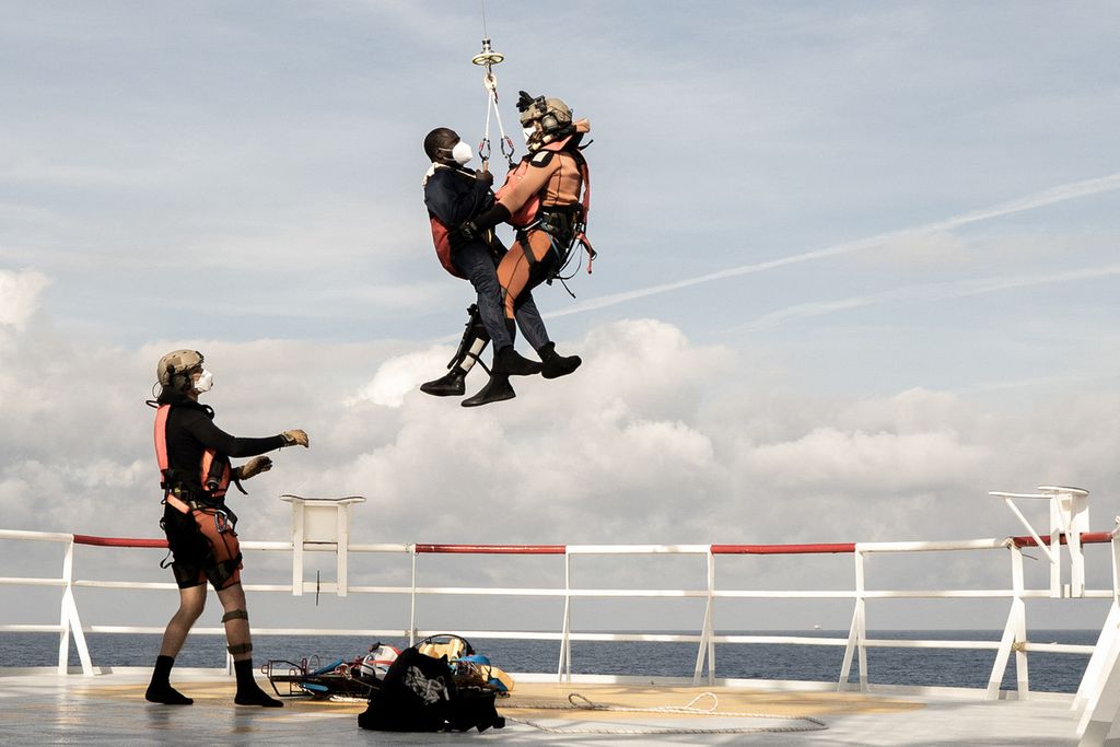 Seorang pengungsi yang membutuhkan perawatan medis mendesak diangkat oleh helikopter Angkatan Darat Perancis dari kapal penyelamat Ocean Viking pada 10 November 2022 di Laut Tyrrhenian antara Italia dan Pulau Corsica.