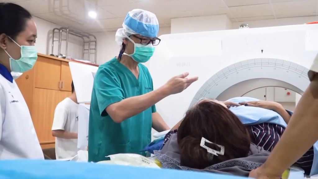 Sigit Pramono, Ketua Departemen Obstetri dan Ginekologi RS Abdi Waluyo, menyimulasikan penggunaan alat terapi fokus ultrasonografi (FUA) yang baru didatangkan di Rumah Sakit Abdi Waluyo, Jakarta. Teknologi FUA bekerja dengan memancarkan gelombang ultrasonografi ke target area yang sakit dengan suhu 60-100 derajat celsius. Gelombang ini akan membuat sel-sel mioma mati tanpa merusak jaringan sehat lain di sekitarnya.