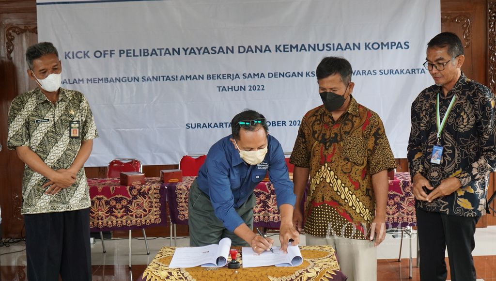 Direktur Yayasan Dana Kemanusiaan Kompas Antonius Tomy Trinugroho (kedua dari kiri) menandatangani surat kerja sama pembangunan sanitasi aman di Kelurahan Mojo, Kecamatan Pasar Kliwon, Kota Surakarta, Jawa Tengah, Rabu (26/10/2022). Bantuan sanitasi aman bersumber dari dana donasi pembaca <i>Kompas </i>yang dikelola oleh Yayasan Dana Kemanusiaan Kompas.