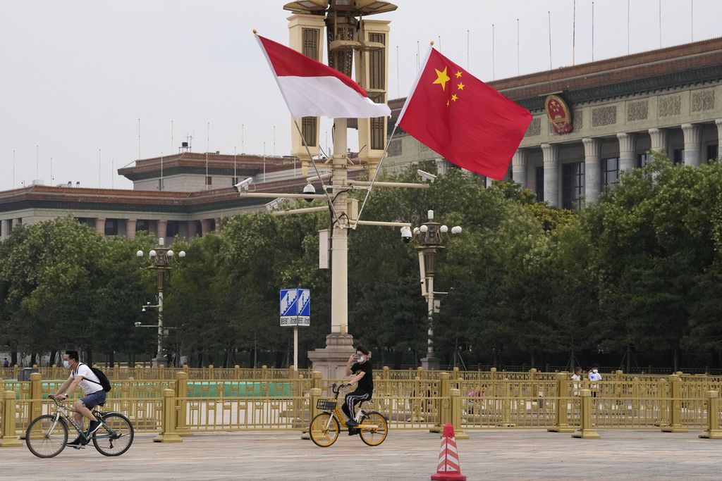 Bendera Indonesia dan China dipasang bersama di area sekitar gedung Balai Agung Rakyat di Beijing, China, 25 Juli 2022, menjelang kunjungan Presiden Joko Widodo ke negeri itu. Terdapat tren peningkatan jumlah jurusan bahasa Indonesia di China. Saat ini, lebih dari 16 universitas di China membuka jurusan bahasa Indonesia.
