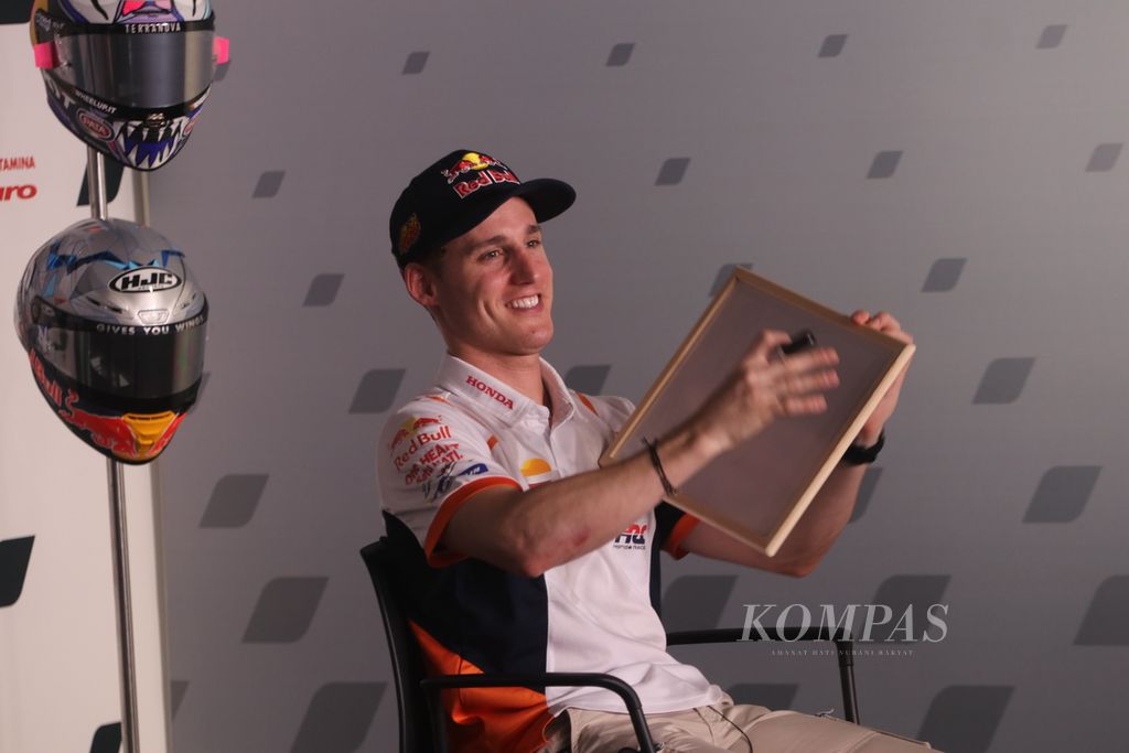 Pol Espargaro merasa menjadi seperti bintang musik rock ketika pawai di Jakarta dan disambut oleh para penggemar MotoGP yang sangat antusias. Dia mengakui itu saat konferensi pers di Sirkuit Mandalika, Kamis (17/3/2022). 