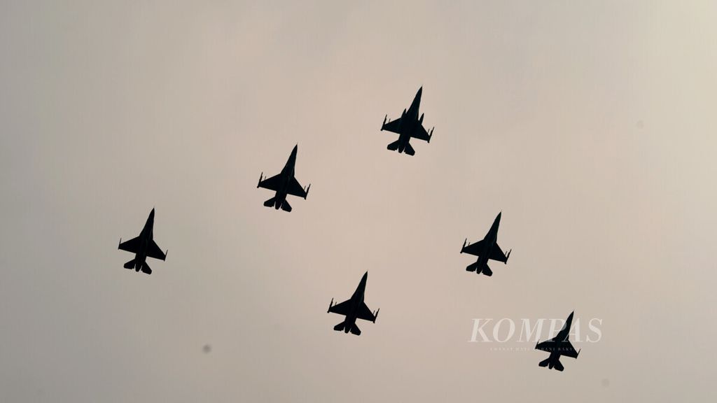 Pesawat tempur TNI AU melakukan demo udara dengan formasi <i>arrow head</i> dalam upacara peringatan HUT Ke-76 TNI di Istana Merdeka, Jakarta Pusat, Selasa (5/10/2021). 