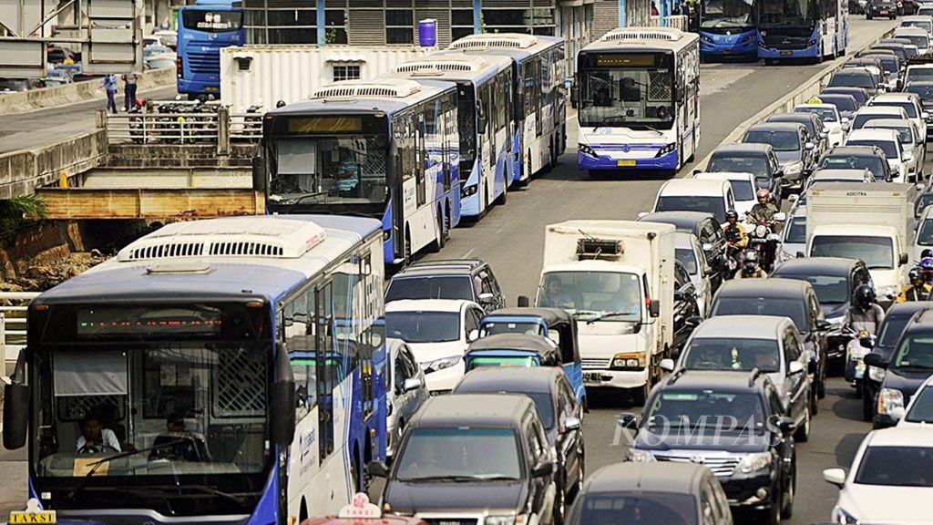 Bus Transjakarta di sekitar halte Harmoni, Jakarta, Selasa (8/8). Keberadaan halte bus Transjakarta yang nyaman untuk MCK dan ibadah shalat sangat diharapkan oleh penumpang dan awak bus.
