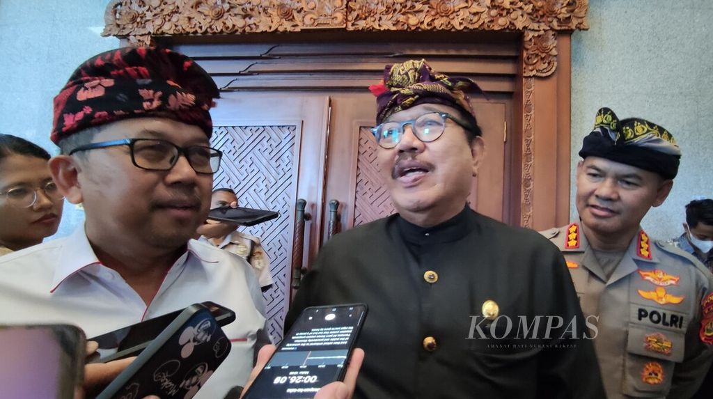 Wakil Gubernur Bali Tjokorda Oka Artha Ardana Sukawati (tengah) didampingi Kepala Kantor Perwakilan Bank Indonesia Provinsi Bali Trisno Nugroho (kiri) dan Kepala Bidang Humas Polda Bali Kombes Stefanus Satake Bayu Setianto (kanan) di Kantor Perwakilan Bank Indonesia Provinsi Bali, Kota Denpasar, Kamis (9/3/2023).