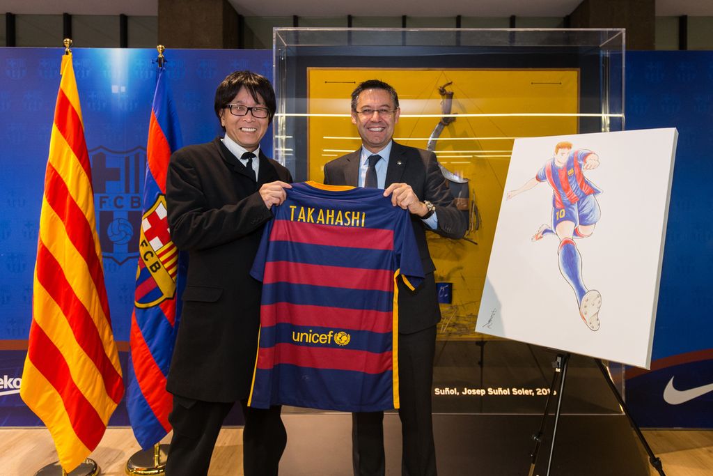 Kreator <i>Captain Tsubasa,</i> Yoichi Takahashi, memperlihatkan jersei Barcelona dengan namanya yang diberikan mantan Presiden Barca Josep Maria Bartomeu ketika Takahashi mengunjungi Stadion Camp Nou, Januari 2016. Takahashi juga memberikan gambar tangannya tokoh Tsubasa Ozora dengan seragam Blaugrana.