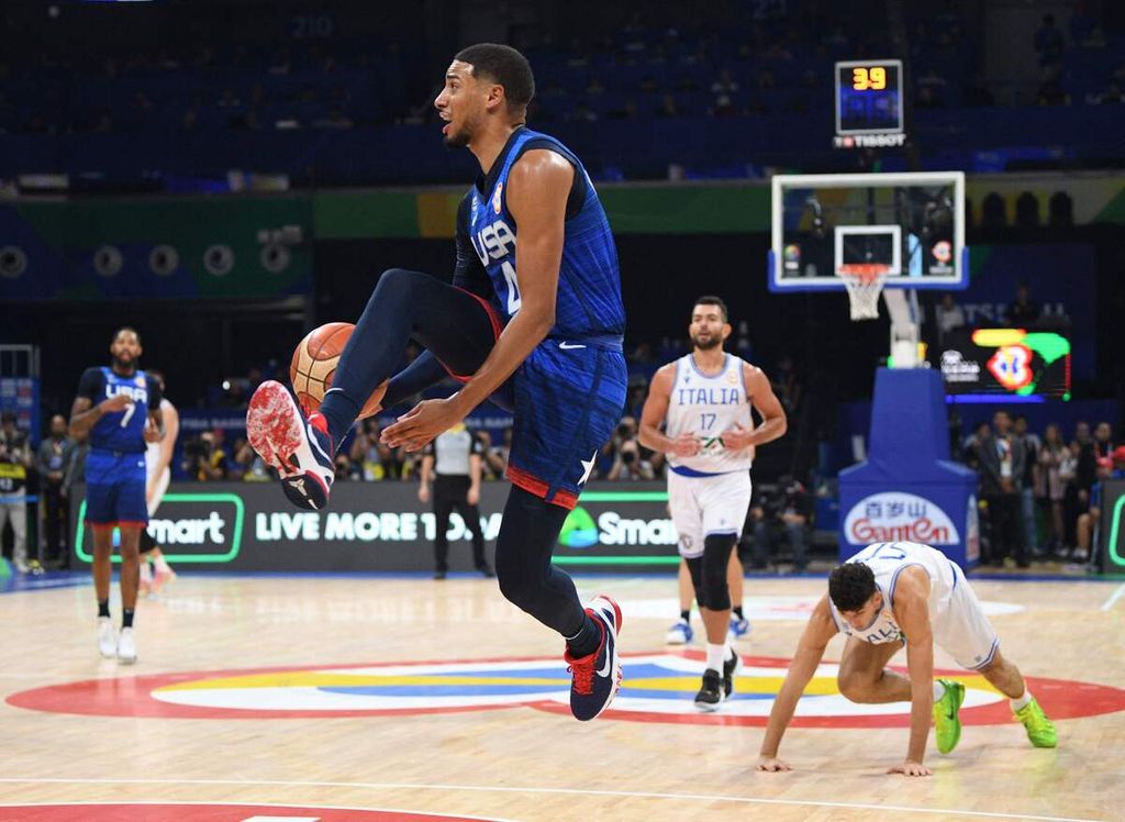 Pebasket Amerika Serikat Tyrese Haliburton menggiring bola dalam pertandingan perempat final Piala Dunia FIBA 2023 antara AS dan Italia di Stadion Mall of Asia Arena, Manila, Filipina, Selasa (5/9/2023). Italia takluk dengan telak, 63-100.