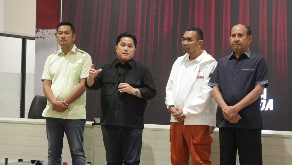 Ketua Umum PSSI Erick Thohir (dua dari kiri) saat menghadiri acara konferensi pers hasil rapat exco di GBK Arena, Jakarta Pusat, Jumat (10/3/2023).