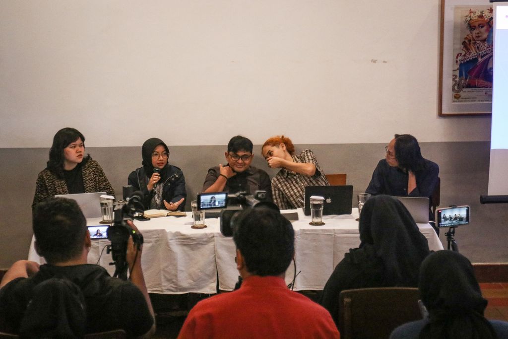 Suasana acara peluncuran pandangan Indonesia Corruption Watch (ICW) terhadap demokrasi dan pemberantasan korupsi tahun 2023 di Kedai Tjikini, Jakarta Pusat, Jumat (6/1/2023). 