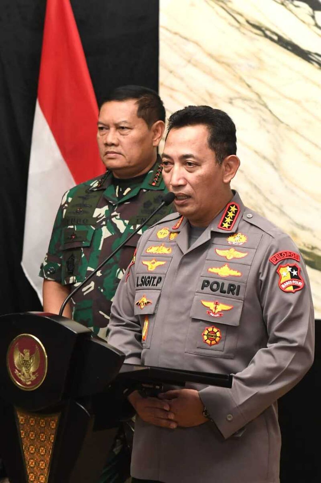 Kapolri  Jenderal (Pol) Listyo Sigit Prabowo saat memberikan keterangan pers seusai rapat terbatas yang dipimpin Presiden Joko Widodo di Ruang Cendrawasih, Swiss-belhotel Jayapura, Kota Jayapura, Provinsi Papua, Senin (20/3/2023).