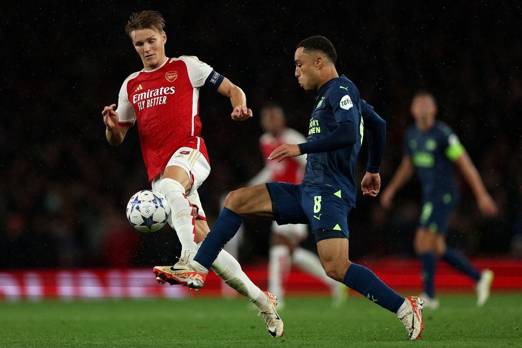 Gelandang Arsenal, Martin Odegaard (kiri), saat laga Liga Champions melawan PSV Eindhoven di London, 20 September 2023. Di London, Odegaard menjelma menjadi salah satu gelandang terbaik dunia.
