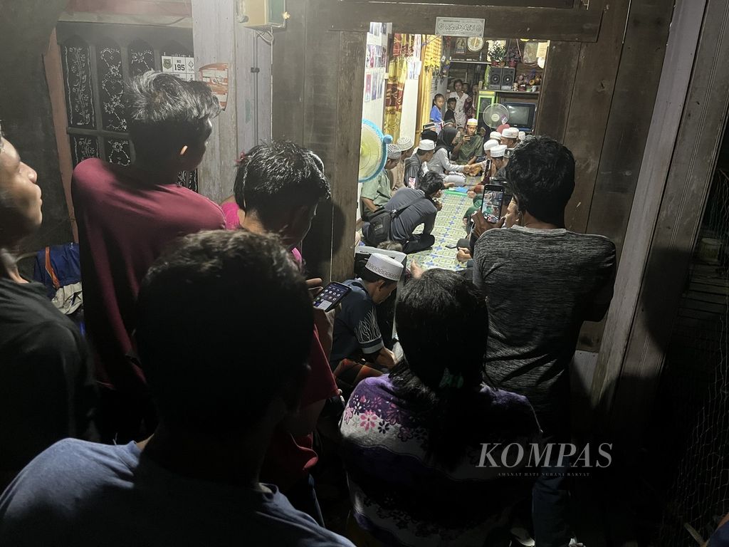 A pair of teenagers, a 17-year-old boy and a 15-year-old girl, got married in Kalumpang Village, Mantangai District, Kapuas Regency, Central Kalimantan, on Tuesday (19/7/2022).