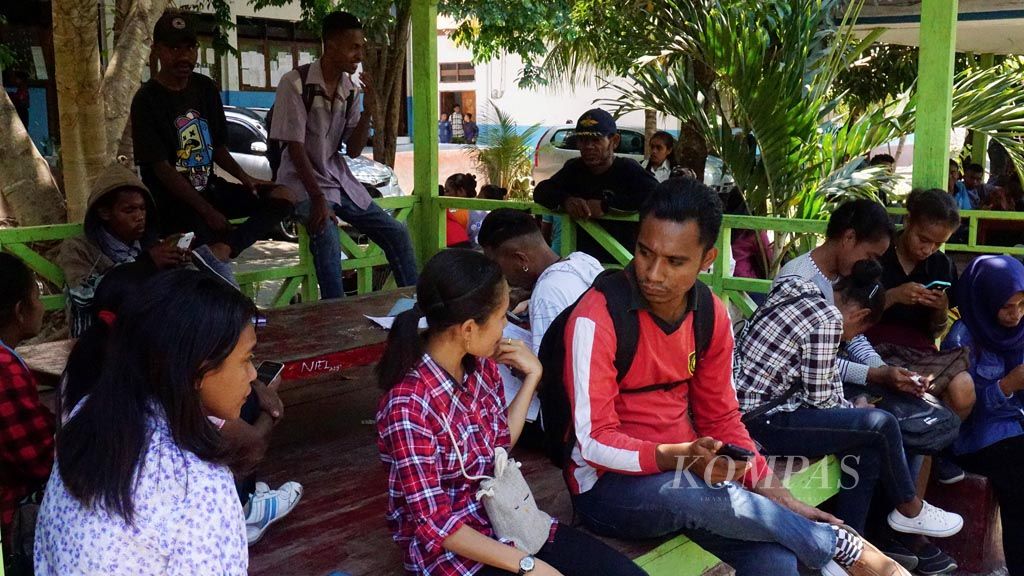 https://assetd.kompas.id/GRCIVyiTVxsW84ani8RNUw54GKQ=/1024x576/filters:watermark(https://cdn-content.kompas.id/umum/kompas_main_logo.png,-16p,-13p,0)/https%3A%2F%2Fkompas.id%2Fwp-content%2Fuploads%2F2019%2F10%2F20191028_ENGLISH-TAJUK_A_web_1572270695.jpg