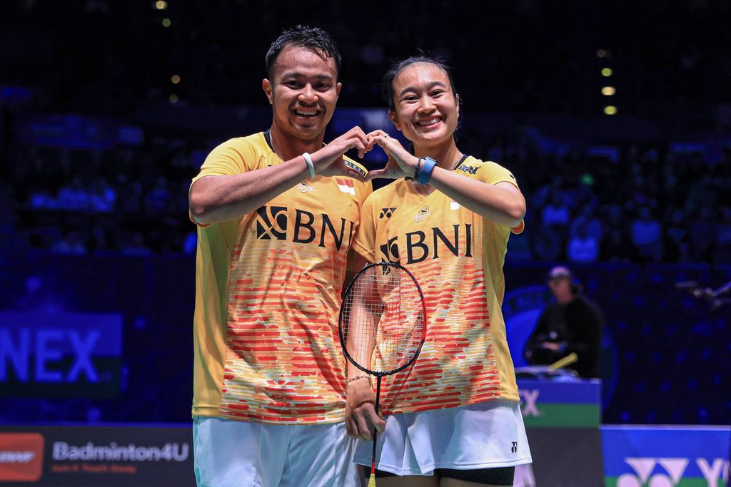 Ekspresi ganda campuran Indonesia, Rehan Naufal Kusharjanto/Lisa Ayu Kusumawati, seusai pertandingan perempat final All England melawan ganda campuran Jepang, Kyohei Yamashita/Naru Shinoya, di Utilita Arena Birmingham, Inggris, Jumat (17/3/2023). Rehan/Lisa menang dengan skor 21-19, 15-21, 21-19.