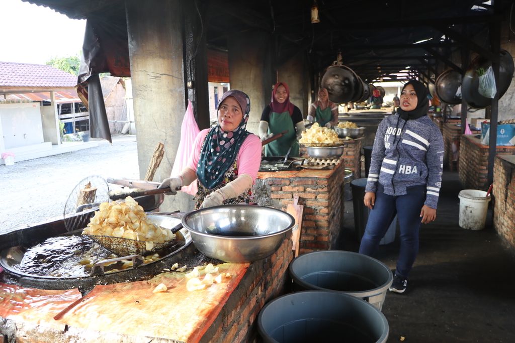 Para pekerja menggoreng keripik di pusat oleh-oleh Keripik Cinta Mas Hendro di Jalan Medan-Banda Aceh, Kecamatan Gebang, Kabupaten Langkat, Sumatera Utara, Sabtu (7/8/2021). Keripik ubi seharga Rp 30.000 per kilogram itu dipasok ke berbagai tempat penjualan oleh-oleh di Sumut.
