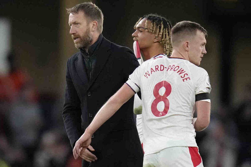 Manajer Chelsea Graham Potter (kiri) meninggalkan lapangan usai Chelsea ditundukkan Southampton, 0-1, pada laga Liga Inggris di Stadion Stamford Bridge, London, 18 Februari 2033.  