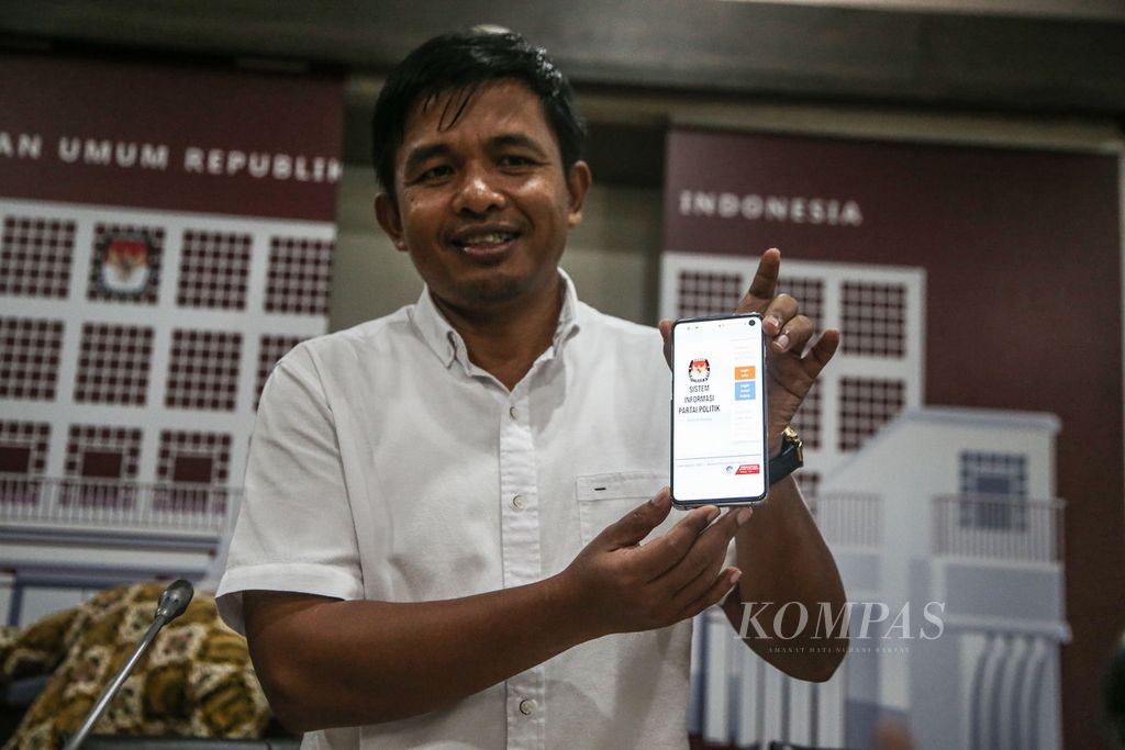 Anggota Komisi Pemilihan Umum (KPU), Idham Holik, menunjukkan Sistem Informasi Partai Politik (Sipol) Pemilu 2024 yang baru saja diluncurkan di Gedung KPU, Jakarta, Jumat (24/6/2022).