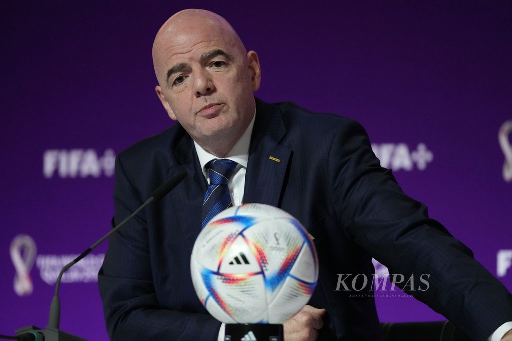 Presiden FIFA Gianni Infantino memberikan keterangan saat bertemu dengan para jurnalis, sehari menjelang pelaksaan Piala Dunia 2022 di Qatar, Sabtu (19/11/2022). Infantino mengatakan Qatar telah siap menggelar Piala Dunia yang akan berlangsung 20 November-18 Desember 2022. 