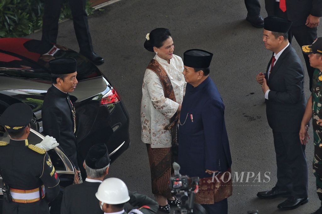 Presiden terpilih RI 2024-2029 Prabowo Subianto menyambut Presiden ke-7 RI Joko Widodo di Gedung Nusantara (Gedung Kura-kura) Kompleks Parlemen menjelang pelantikan Presiden dan Wakil Presiden RI Periode 2024-2029, Minggu (20/10/2024). 