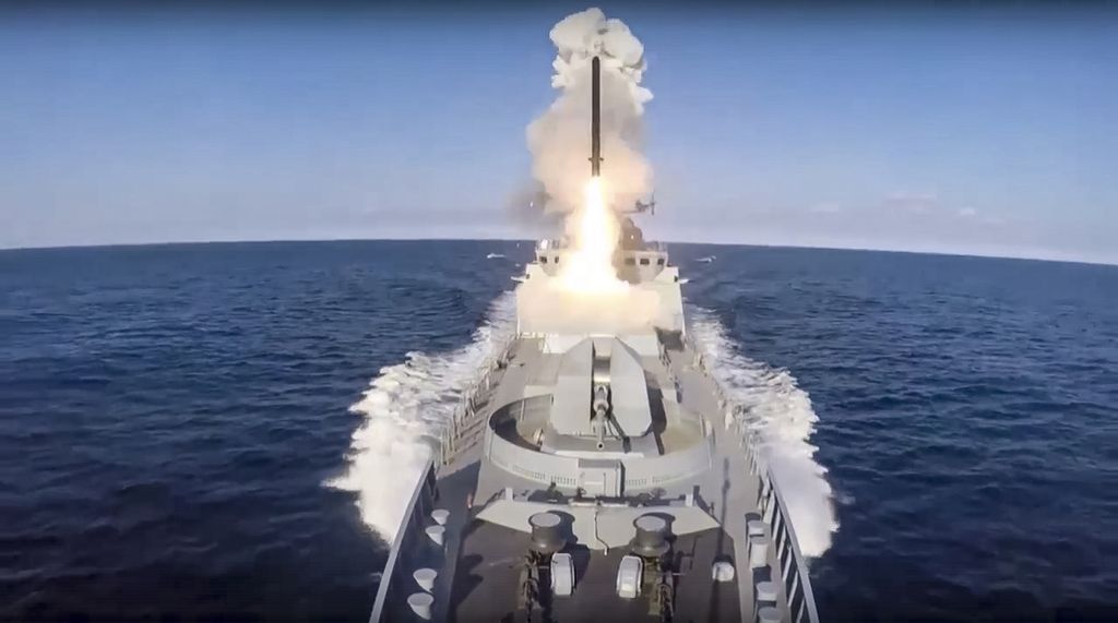 Foto tanggal 19 Juni 2022 ini memperlihatkan fregat Rusia dari Armada Laut Hitam melepaskan rudal jelajah Caliber dalam misi serangan ke Ukraina. 