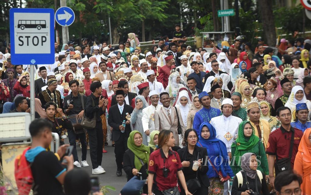 Kirab peserta nikah massal dari Balai Pemuda menuju Balai Kota untuk mengikuti resepsi pernikahan, Surabaya, Selasa (2/7/2024), Kegiatan yang diselenggarakan Pemkot Surabaya diikuti oleh 330 pasangan. Sebagian besar peserta adalah pasangan nikah siri. Selain menekan biaya, banyak peserta yang ingin melegalkan pernikahan secara administrasi negara untuk mempermudah pengurusan sejumlah kebutuhan. 