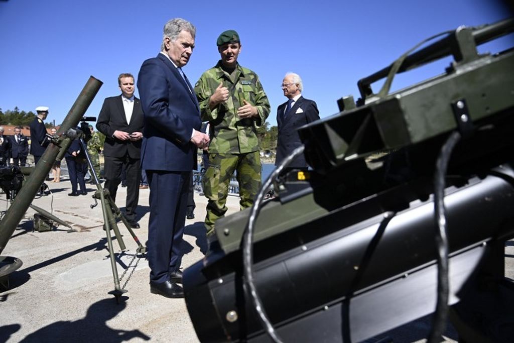 Presiden Finlandai Sauli Niinisto (ketiga dari kanan), Raja Swedia King Carl XVI Gustaf (kanan), dan Menteri Pertahanan Finlandia Antti Kaikkonen (keempat di kanan) saat mengunjungi resimen Amfibi di luar Stockholm, Swedia, 18 Mei 2022,untuk berbicara dengan para prajurit dan menyaksikan pameran peralatan perang.