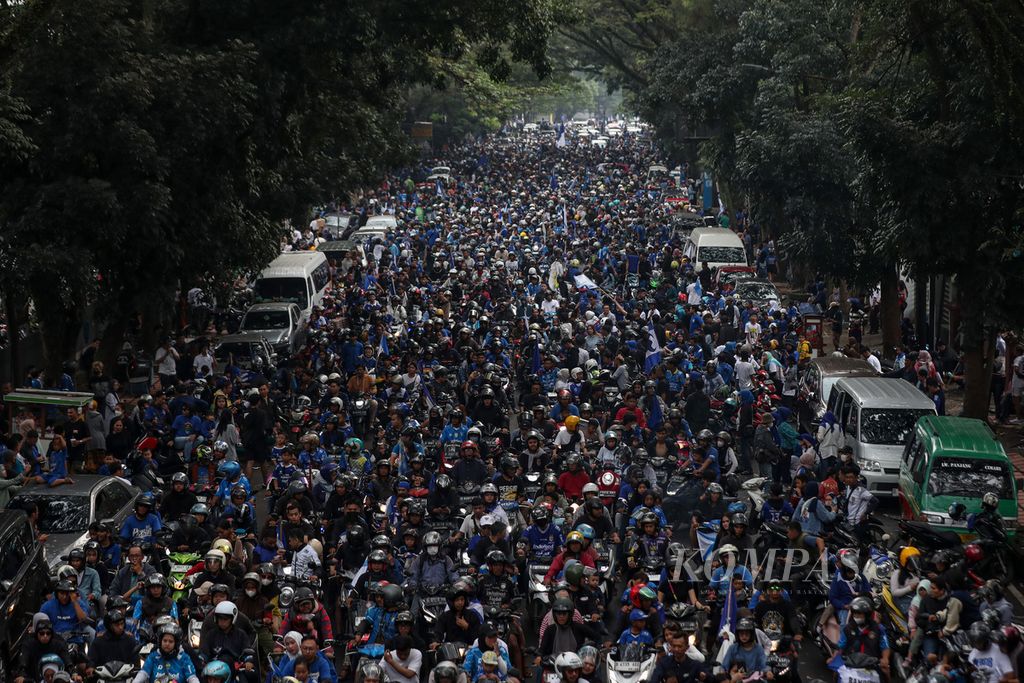 Para bobotoh merayakan gelar juara Persib Bandung dalam pergelaran BRI Liga 1 di Jalan Pajajaran.
