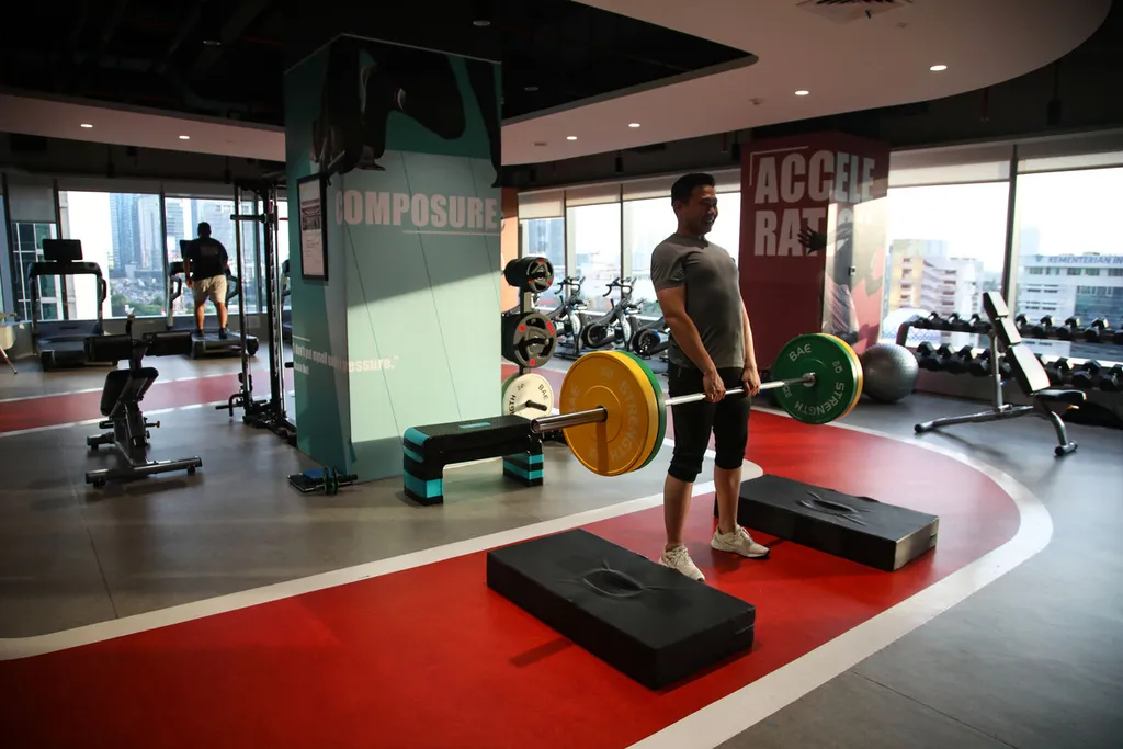 Pusat kebugaran atau fitness center di Kantor Bank Syariah Indonesia (BSI) di The Tower by Alam Sutera di Jakarta, Senin (7/10/2024). Pusat kebugaran ini menjadi fasilitas yang disediakan agar karyawan BSI bisa tetap bugar dan sehat di tengah kesibukan bekerja. KOMPAS/HERU SRI KUMORO 7-10-2024