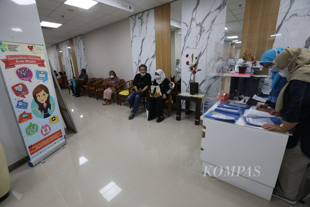Pasien menunggu giliran periksa di poliklinik jantung gedung baru Ventricle Building RS Jantung dan Pembuluh Darah Harapan Kita (RSJPDHK), Jakarta, Selasa (8/11/2022). Ruang operasi RSJPDHK telah bertambah jadi 12 ruang dari sebelumnya tujuh ruang. RS ini kini juga telah siap untuk menangani pasien transplantasi jantung. Selain itu, tim medis di RSJPDHK juga telah mampu membuka pembuluh darah hanya dengan waktu 90 menit dalam penanganan pasien gagal jantung. 