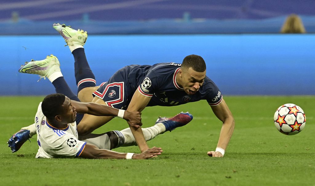 Penyerang Paris Saint Germain, Kylian Mbappe, dilanggar bek Real Madrid, David Alaba, dalam laga pertemuan kedua babak 16 besar Liga Champions Eropa di Stadion Santiago Bernabeu, Madrid, Spanyol, Kamis (10/3/2022) dini hari WIB. PSG takluk, 1-3, pada laga itu.