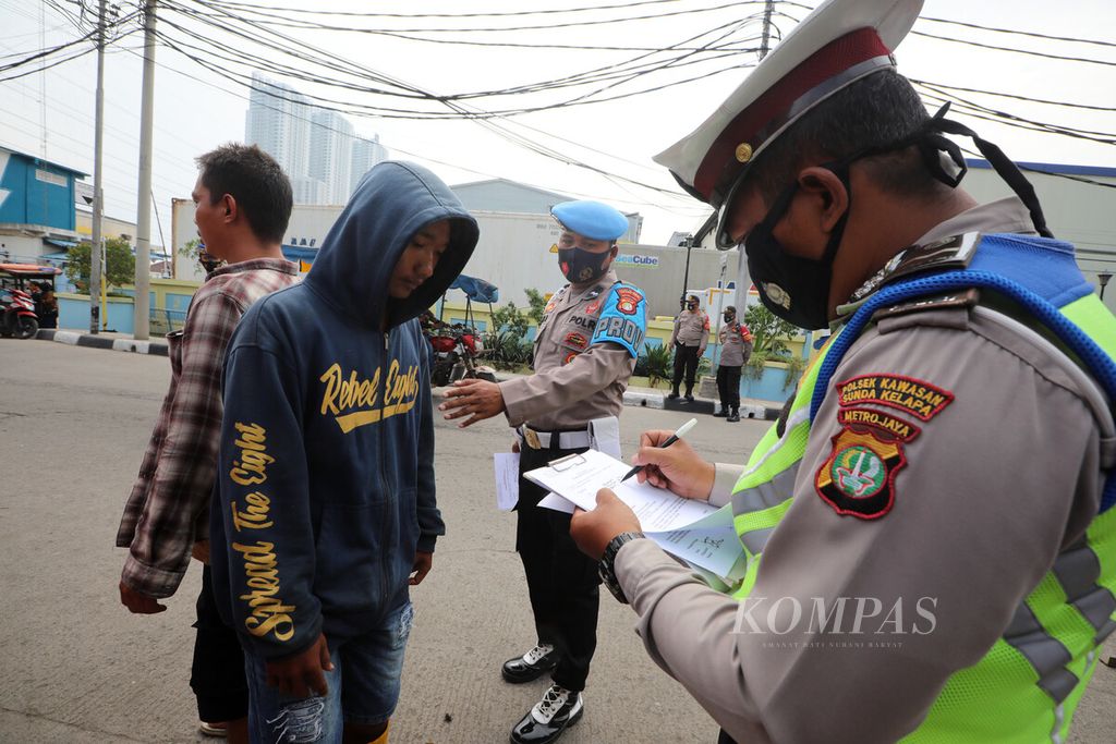 https://assetd.kompas.id/Gf41_2fMYQxeYYR7Up5jNj_Jpns=/1024x683/filters:watermark(https://cdn-content.kompas.id/umum/kompas_main_logo.png,-16p,-13p,0)/https%3A%2F%2Fkompas.id%2Fwp-content%2Fuploads%2F2020%2F10%2F7c788b68-bada-4c02-944f-138390abe143_jpg.jpg