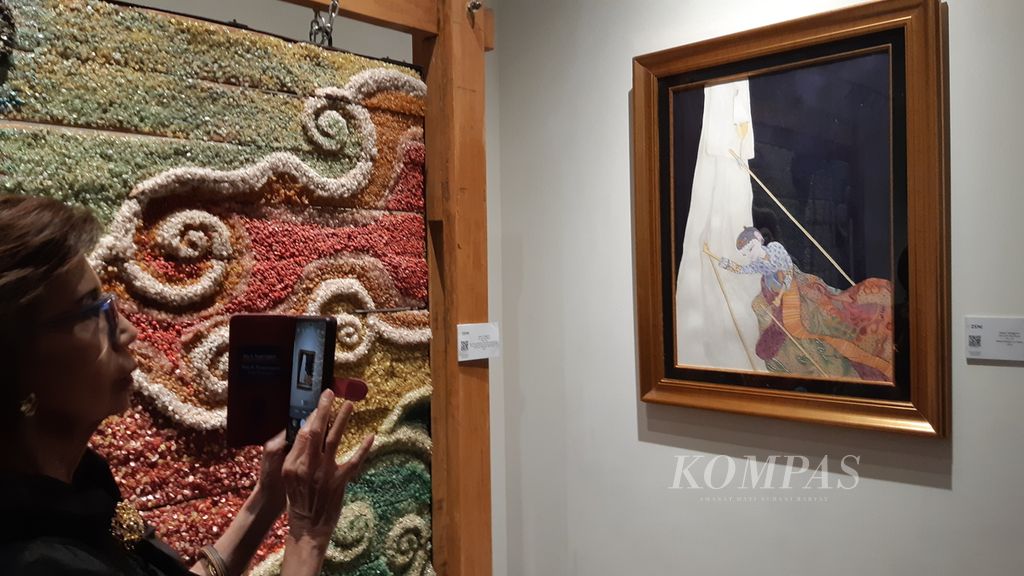 Lukisan berjudul Go n Sin No More (kanan), karya Sasya Tranggono, Selasa (26/11/2024). Karya ini ditampilkan di dalam pameran tunggal Sasya Tranggono bertajuk The Holy Journey, di Galeri Zen1, Jakarta, 26 November sampai 31 Desember 2024.