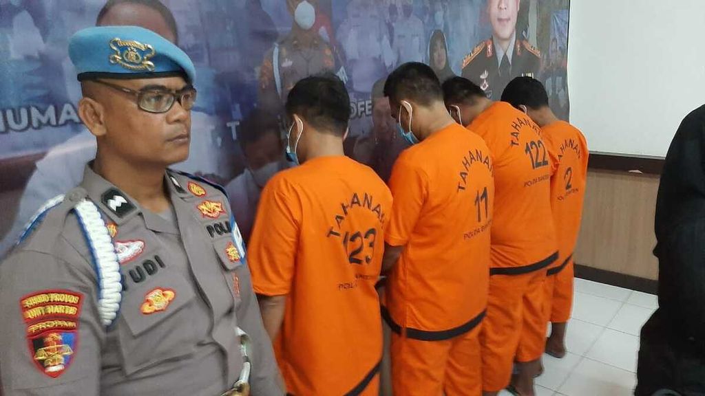 Four suspects who share roles from recruiting to illegally distributing migrant workers at the Banten Regional Police, Tuesday (21/2/2023). They lure victims with a salary of Rp. 5 million per month.