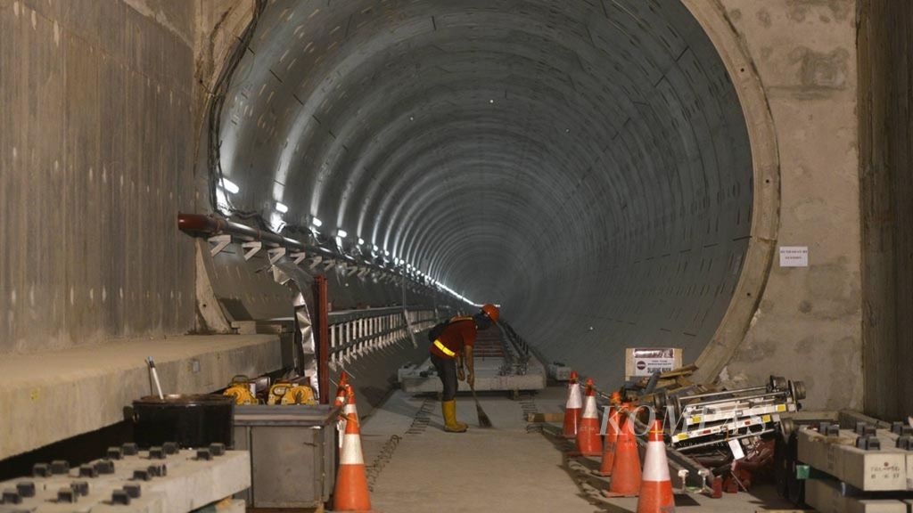 Salah satu lalur kereta MRT yang sebagian telah dipasang rel di Stasiun MRT Bundaran Hotel Indonesia, Jakarta, Kamis (19/10). Secara konstruksi pengerjaan stasiun ini sudah mencapai 90 persen. Interior stasiun juga mulai dipasang.