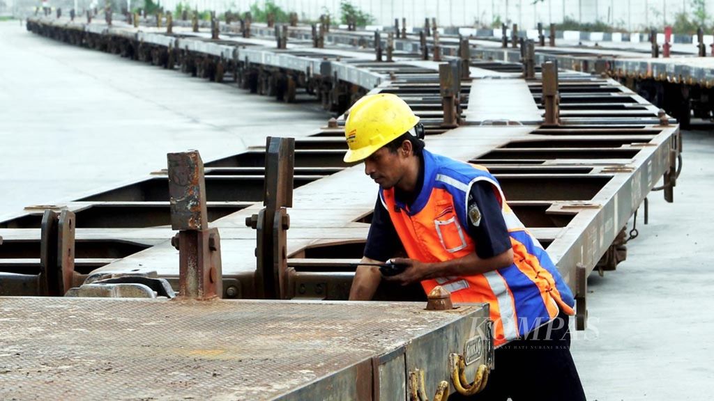 Pekerja melihat dan mengecek rangkaian kereta peti kemas yang akan digunakan. Pada Jumat (13/1/2017) Menteri Perhubungan Budi Karya Sumadi, Menteri Perindustrian Airlangga Hartarto, dan Menteri Perdagangan Enggartiasto Lukita melakukan kunjungan ke kawasan Pelabuhan Tanjung Priok, Jakarta. Kunjungan mereka dalam rangka sosialisasi peningkatan penggunaan angkutan peti kemas dengan kereta api rute Gedebage-Tanjung Priok. 