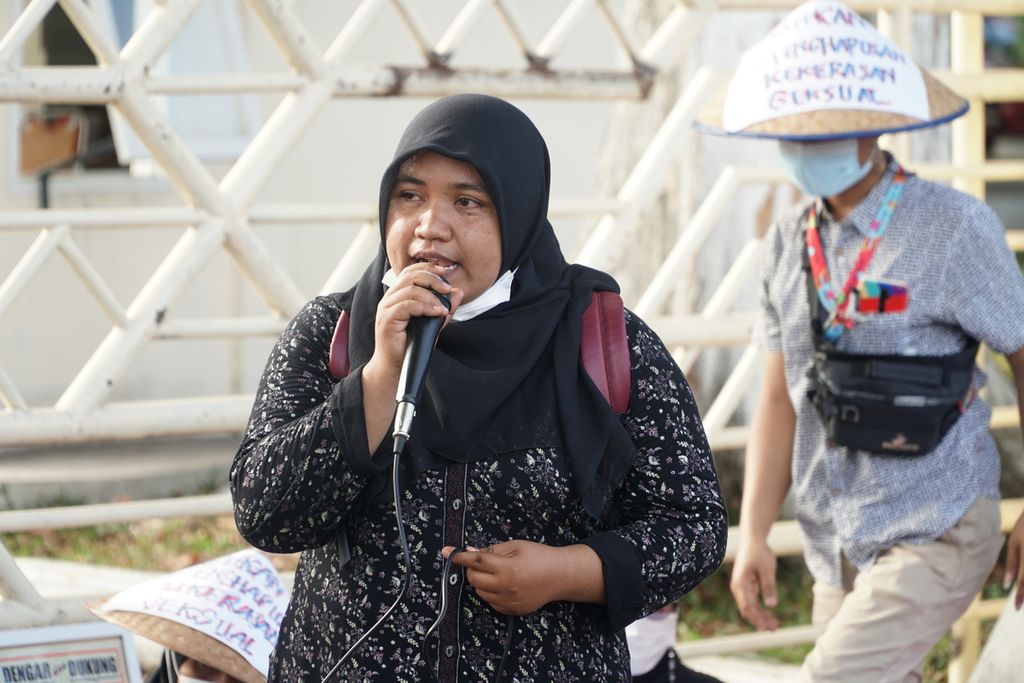 Direktur Women Crisis Center Nurani Perempuan Rahmi Meri Yenti berorasi dalam aksi damai antikekerasan seksual terhadap perempuan dan anak yang digelar Jaringan Peduli Perempuan Sumatera Barat di Jalan Jenderal Sudirman depan kantor Gubernur Sumatera, Padang, Sumatera Barat, Kamis (25/11/2021). 