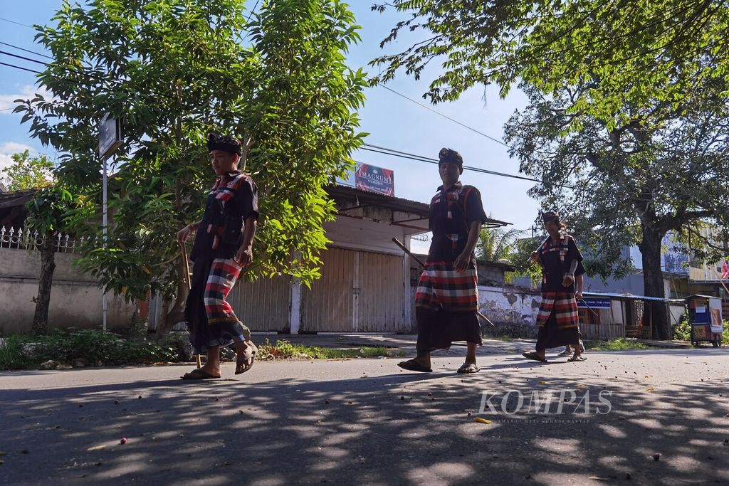 Para pecalang berkeliling di Lingkungan Banjar Mantri, Kelurahan Cilinaya, Kecamatan Cakranegara, Kota Mataram, Nusa Tenggara Barat, Rabu (22/3/2023). Hal itu untuk memastikan umat Hindu yang tinggal di lingkungan tersebut bisa menjalani catur bratha penyepian dalam rangka hari raya Nyepi Tahun Baru Saka 1945 dengan khidmat.