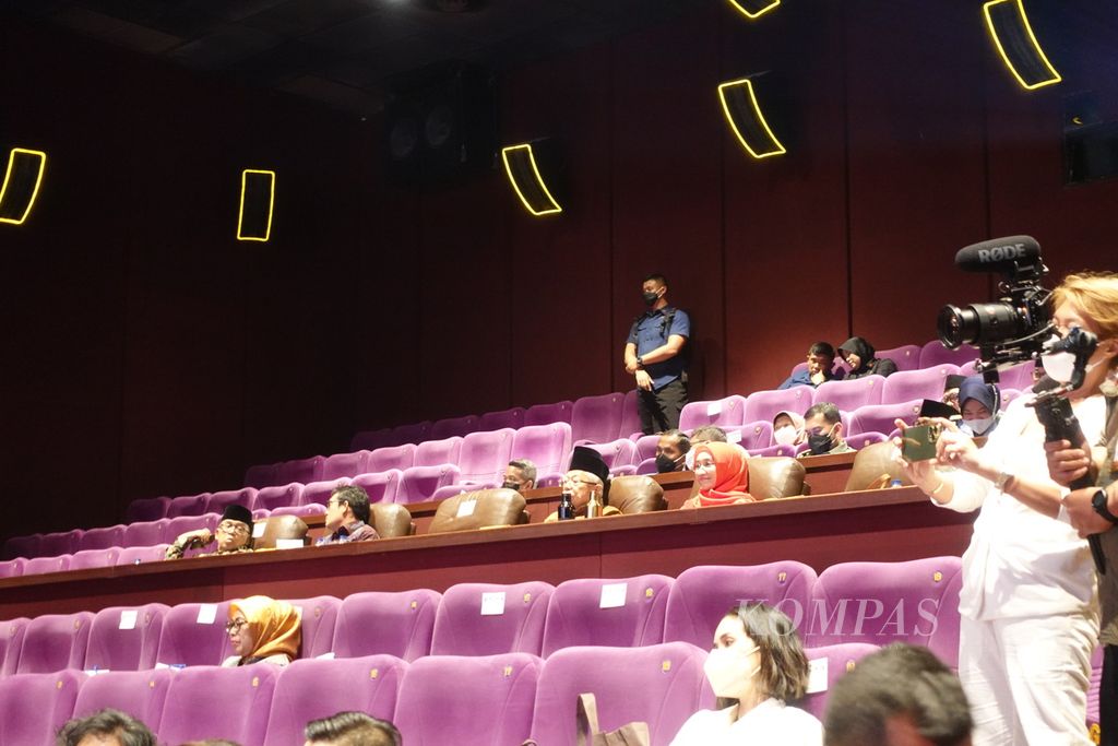 Wakil Presiden Ma’ruf Amin dan Ibu Wury Maruf Amin saat menghadiri pemutaran perdana film <i>Buya Hamka</i> besutan sutradara Fajar Bustomi di Studio II Epicentrum XXI, Jalan HR Rasuna Said, Setiabudi, Jakarta Selatan, Selasa (21/3/2023).