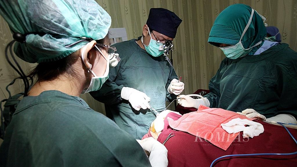 Operasi bedah plastik di sebuah klinik di kawasan Gandaria, Jakarta, 12 Februari 2016.