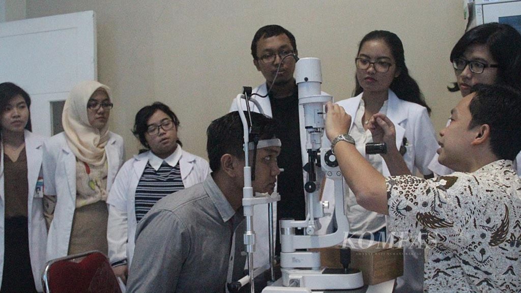 Muhammad Asroruddin, dokter spesialis mata di Rumah Sakit Universitas Tanjungpura, Pontianak (baju batik), membimbing koassistensi (koass) sarjana kedokteran FK Untan, Senin (2/5/2015), di Pontianak. Koassistensi merupakan program pendidikan profesi yang harus ditempuh calon dokter setelah menyelesaikan program akademik. 