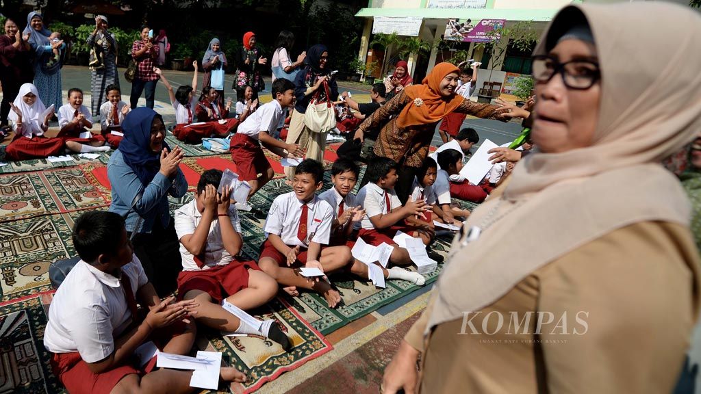 https://assetd.kompas.id/GlcJWzXKlDB_5MvSKcJ22TA5w9I=/1024x576/filters:watermark(https://cdn-content.kompas.id/umum/kompas_main_logo.png,-16p,-13p,0)/http%3A%2F%2Fkompas.id%2Fwp-content%2Fuploads%2F2017%2F06%2F20170614H1_ENGLISH-HARI-SEKOLAH_A_web.jpg