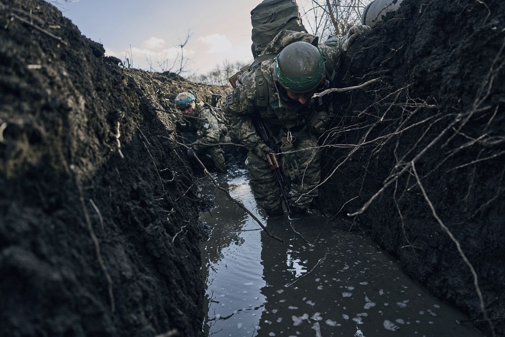 Tentara Ukraina berlindung di dalam parit pertahanan di garis depan tak jauh dari Bakhmut, Donetsk pada Minggu (5/3/2023).