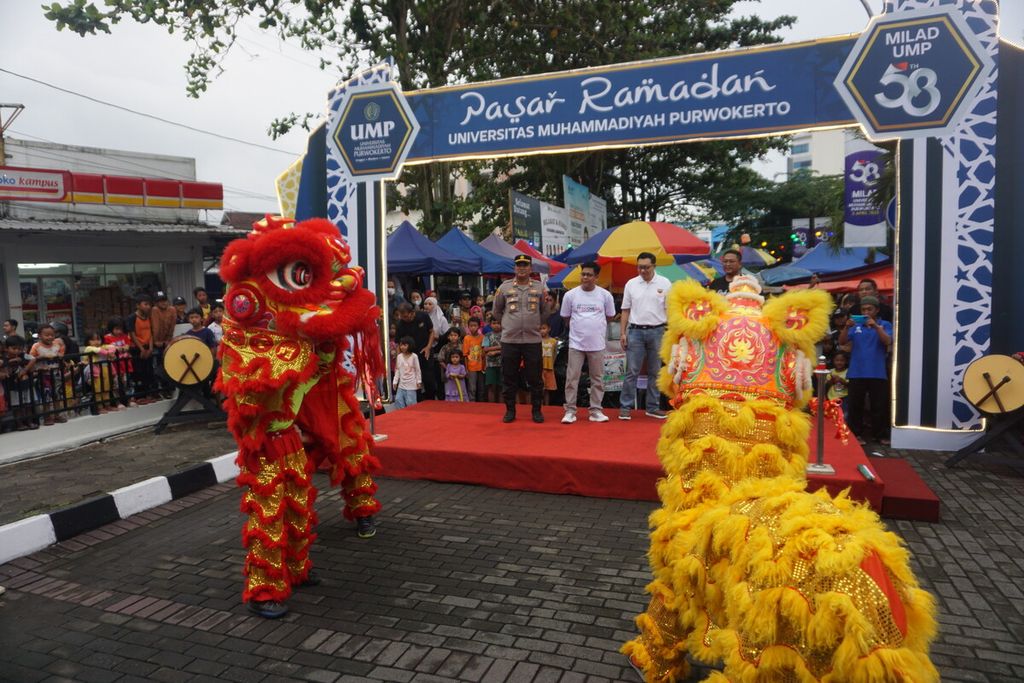 Atraksi Barongsai dari Puhua School memeriahkan pembukaan Pasar Ramadhan di Universitas Muhammadiyah Purwokerto, Kabupaten Banyumas, Jawa Tengah, Kamis (23/3/2023).