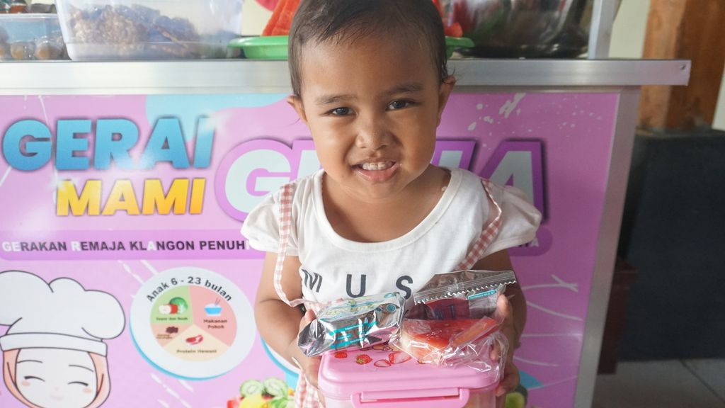 Seorang anak mendapatkan makanan tambahan lengkap dengan protein hewani setelah pemantauan tumbuh kembang di Posyandu Mawar Merah, Dusun Klangon, Sedayu, Bantul. Yogyakarta, Jumat (10/2/2023). Pemberian makanan tambahan diinisiasi oleh puskesmas setempat dalam upaya pencegahan tengkes.