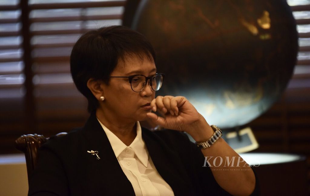 Menteri Luar Negeri Retno Marsudi saat wawancara khusus dengan <i>Kompas</i> di kantor Kementerian Luar Negeri, Jakarta, Selasa (12/9/2023). 