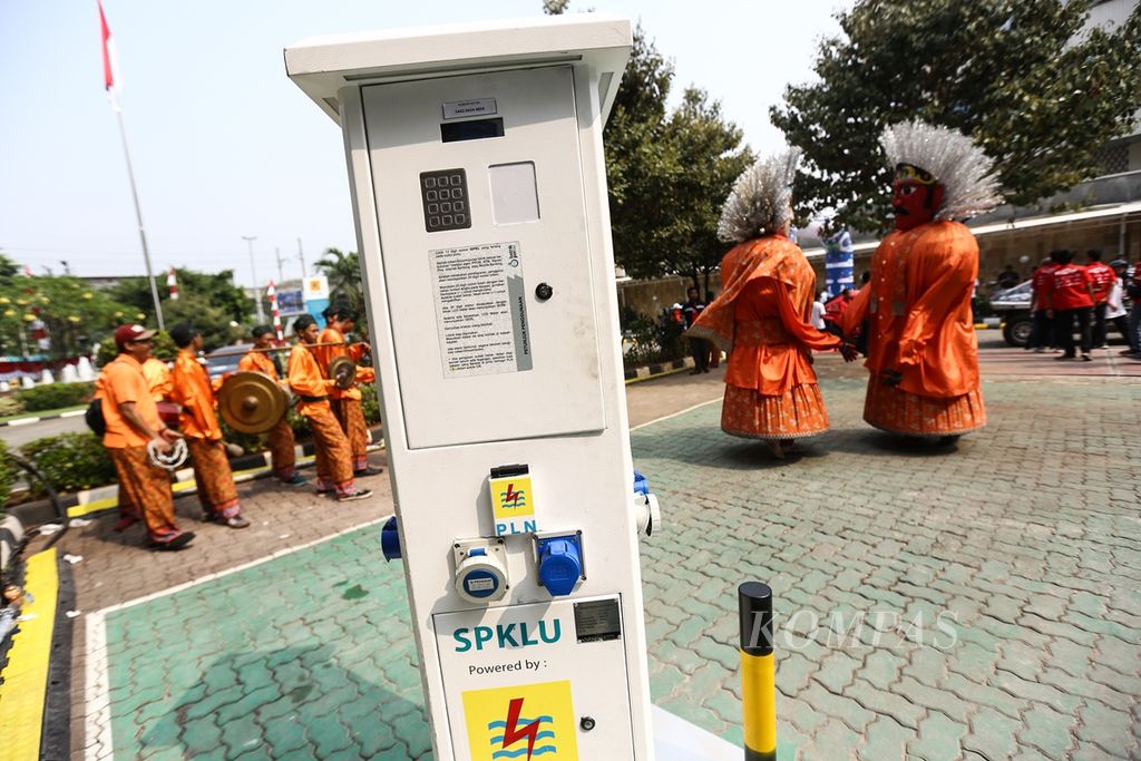 SPKLU yang tersedia di kantor PLN Unit Induk Distribusi Jakarta Raya, Gambir, Jakarta Pusat, untuk menyambut Jambore Kendaraan Listrik Nasional 2019, Selasa (3/9/2019). Jambore yang diikuti oleh kendaraan listrik produksi Institute Teknologi Sepuluh Nopember (ITS), Surabaya, ini menempuh jarak 900 kilometer dari Surabaya menuju Jakarta. Jambore kendaraan listrik tersebut merupakan respons dari Peraturan Presiden Nomor 55 Tahun 2019 tentang Percepatan Program Pengembangan Kendaraan Bermotor Listrik Berbasis Baterai untuk Transportasi Jalan. 