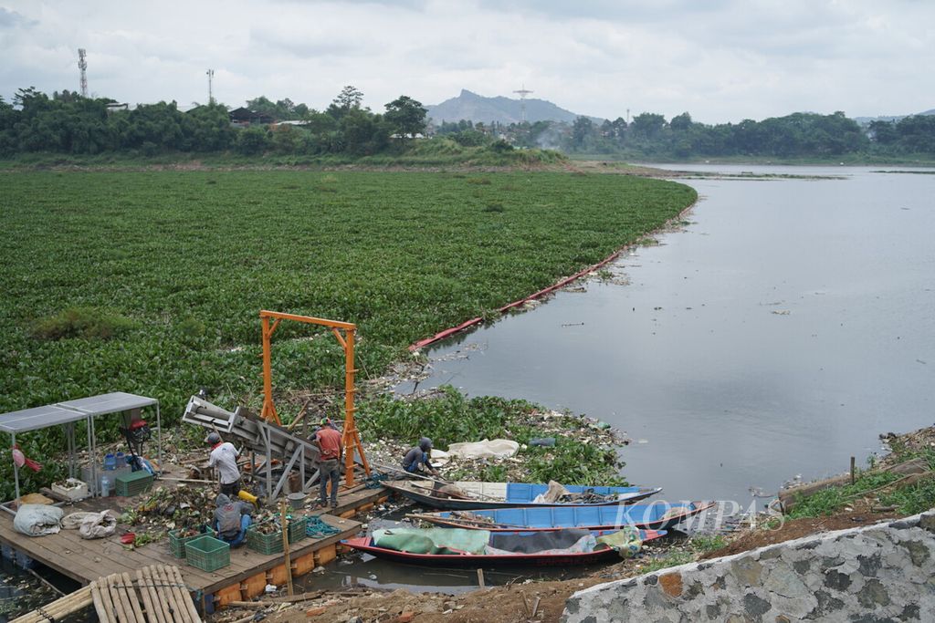 Petugas dengan bantuan ban berjalan (<i>conveyor belt</i>) mengangkat sampah dari Sungai Citarum di Waduk Saguling, Kabupaten Bandung Barat, Jawa Barat, seperti terlihat pada Selasa (7/2/2023).