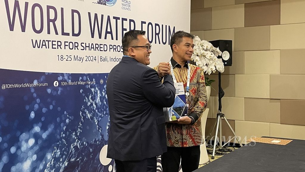 Direktur Utama PT Danareksa (Persero) Yadi Jaya Ruchand (kiri) menyerahkan dokumen studi kelayakan proyek pembangunan sistem pengelolaan air minum di Bandung, Jawa Barat, kepada Direktur Utama Perumda Tirtawening Sonny Salimi di sela World Water Forum atau Forum Air Sedunia ke-10 di Nusa Dua, Bali, Senin (20/5/2024).