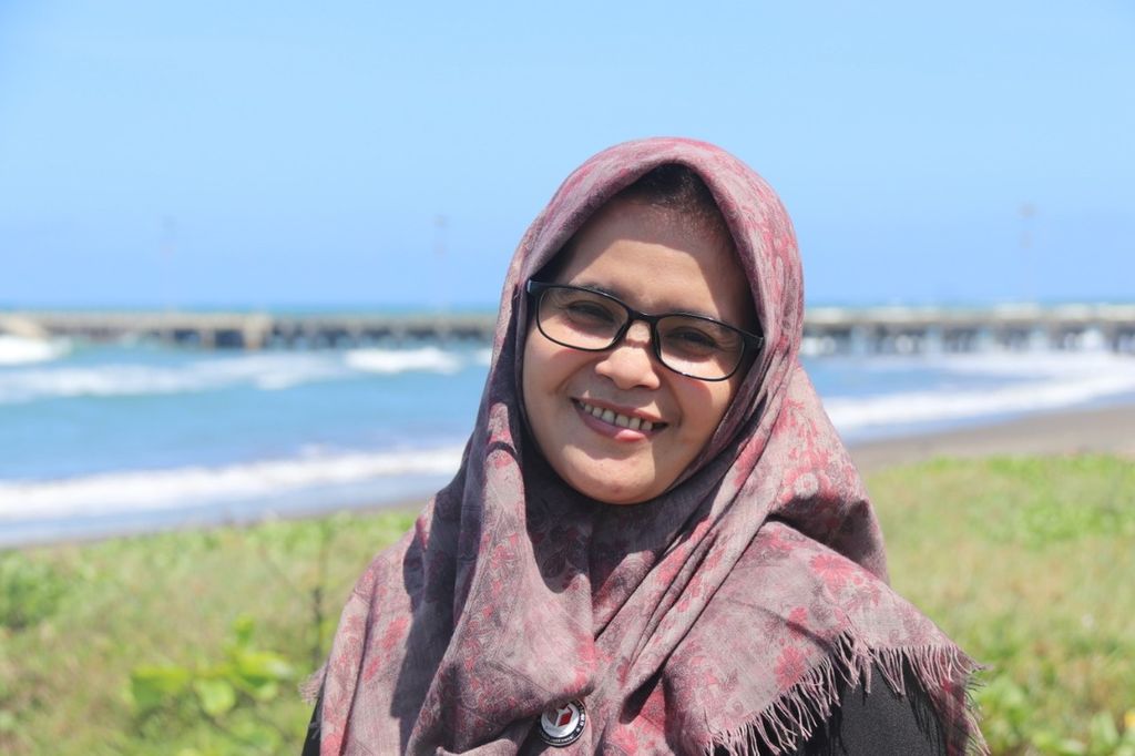 Anggota Bawaslu, Lolly Suhenty